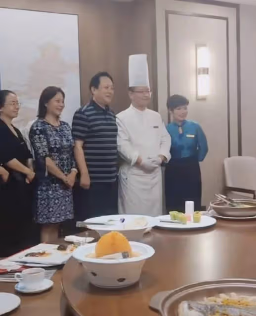 70歲唐國強現身豪華飯店，穿百元衣太樸素，與二婚妻子罕見秀恩愛