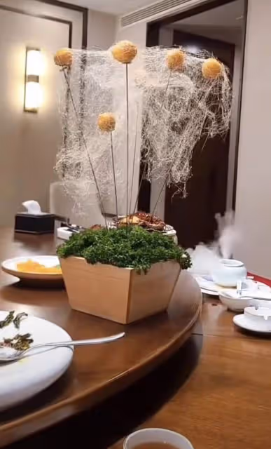 70歲唐國強現身豪華飯店，穿百元衣太樸素，與二婚妻子罕見秀恩愛