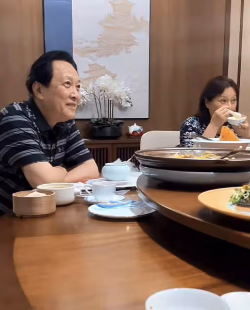 70歲唐國強現身豪華飯店，穿百元衣太樸素，與二婚妻子罕見秀恩愛