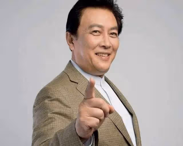 70歲唐國強現身豪華飯店，穿百元衣太樸素，與二婚妻子罕見秀恩愛