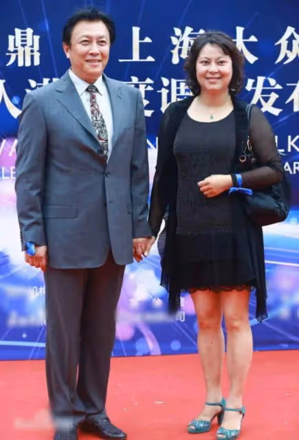 70歲唐國強現身豪華飯店，穿百元衣太樸素，與二婚妻子罕見秀恩愛