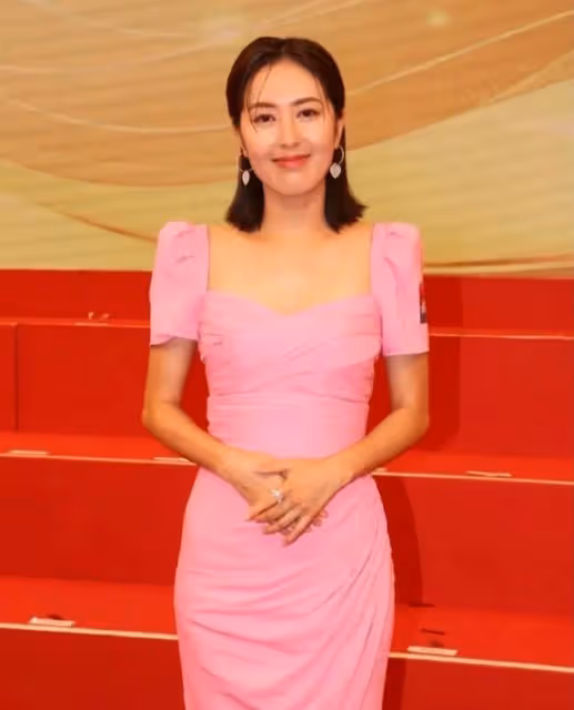 TVB離巢視後曬性感！肚兜泳衣盡顯好身材，曾戀多位男星遭背叛