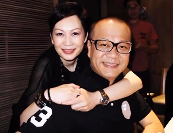 歐陽震華夫婦聚餐！桌上擺40隻大閘蟹太豐盛，吃足6小時很盡興