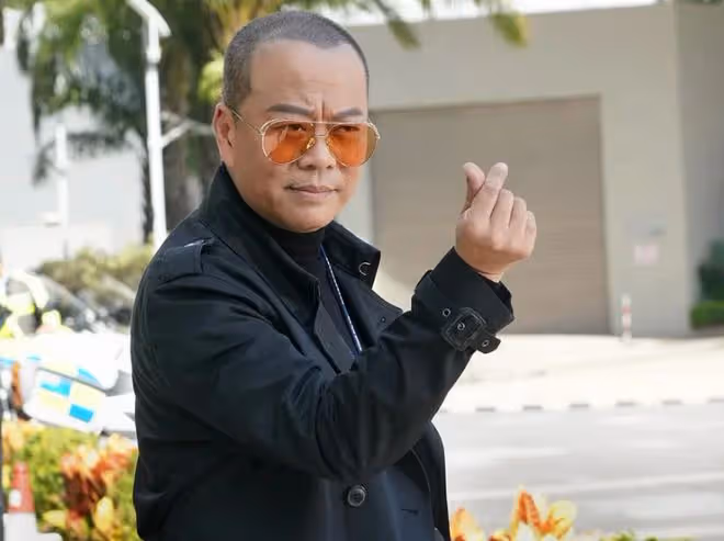 歐陽震華夫婦聚餐！桌上擺40隻大閘蟹太豐盛，吃足6小時很盡興