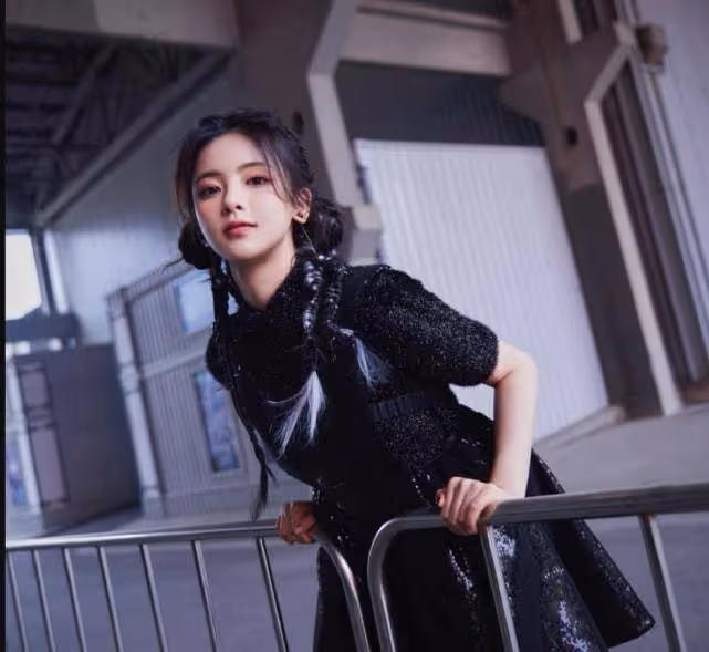 楊超越學歷低遭歧視，回應：那你很幸福，聽說大學生活特別美好