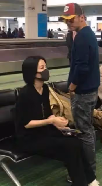 王菲謝霆鋒罕見合體！女方幫男方細心挑選衣物，二人各自買單財務獨立，網友：低調撒糖