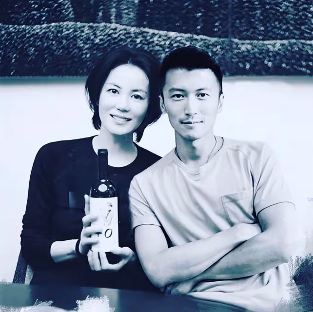 王菲謝霆鋒罕見合體！女方幫男方細心挑選衣物，二人各自買單財務獨立，網友：低調撒糖
