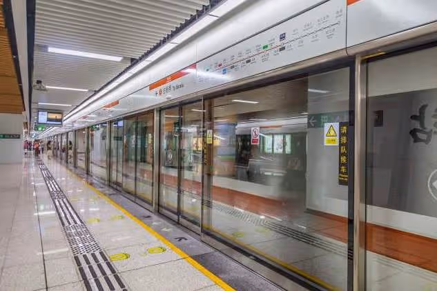 少年捷運上低頭滑手機，左手卻藏「小動作」車子開動後，他向輪椅阿貝「默默伸手」網友：爸媽教的真好！
