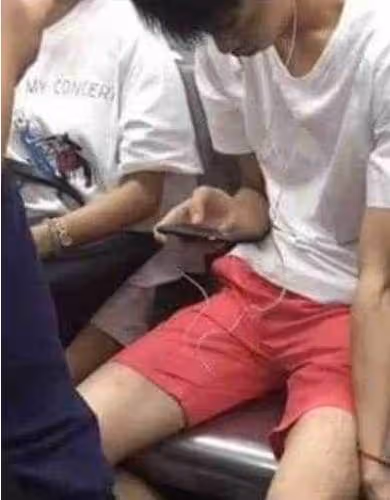 少年捷運上低頭滑手機，左手卻藏「小動作」車子開動後，他向輪椅阿貝「默默伸手」網友：爸媽教的真好！