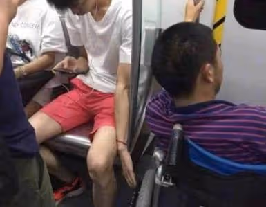 少年捷運上低頭滑手機，左手卻藏「小動作」車子開動後，他向輪椅阿貝「默默伸手」網友：爸媽教的真好！