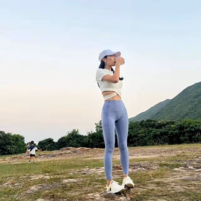 博眼球？香港人氣女神穿瑜伽褲拜山遭炮轟，網友：怕人不認識她嗎