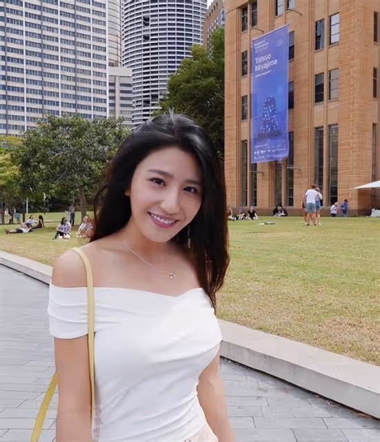 博眼球？香港人氣女神穿瑜伽褲拜山遭炮轟，網友：怕人不認識她嗎