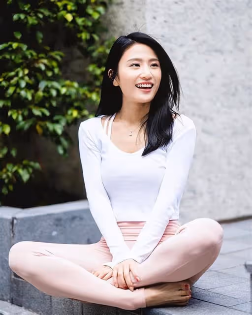 博眼球？香港人氣女神穿瑜伽褲拜山遭炮轟，網友：怕人不認識她嗎