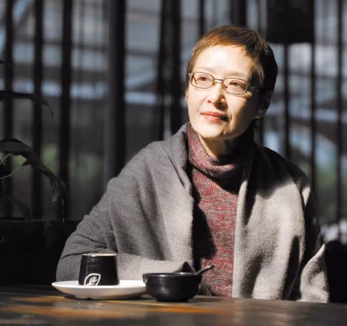69歲胡因夢罕曝近況，穿著時髦知性又端莊，花甲年風韻猶存：歲月沉澱的美才最優雅