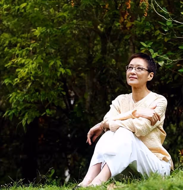 69歲胡因夢罕曝近況，穿著時髦知性又端莊，花甲年風韻猶存：歲月沉澱的美才最優雅