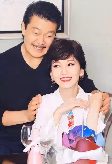 曾被指第三者上位！知名港星與趙雅芝結婚38年，用時間破外界傳聞