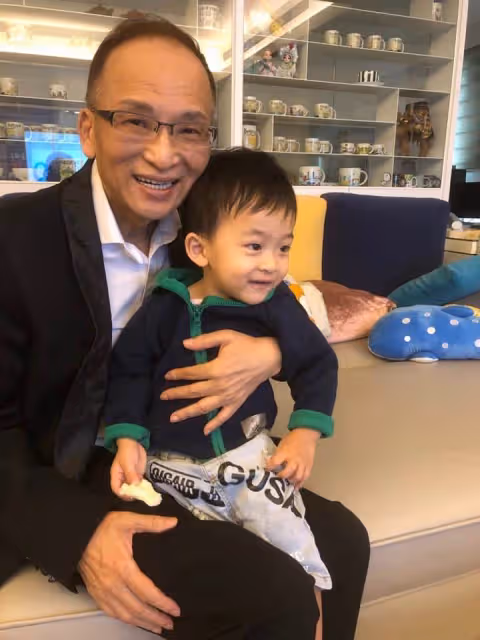 前2段婚姻都無緣,孔鏘把財產全給前妻,3婚夫妻恩愛多年,賢惠妻反謝他前任:把他打磨的更好