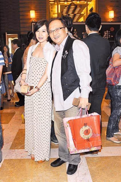 前2段婚姻都無緣，孔鏘把財產全給前妻，3婚夫妻恩愛多年，賢惠妻反謝他前任：把他打磨的更好