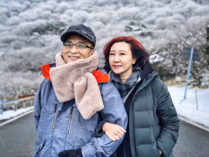 前2段婚姻都無緣，孔鏘把財產全給前妻，3婚夫妻恩愛多年，賢惠妻反謝他前任：把他打磨的更好