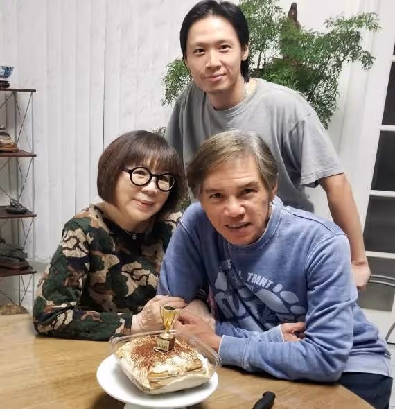 65歲林嘉華曬移居加拿大曝近況,晚年生活愜意,滿頭「白髪」牙齒變黑,網贊:這才是最真實狀態