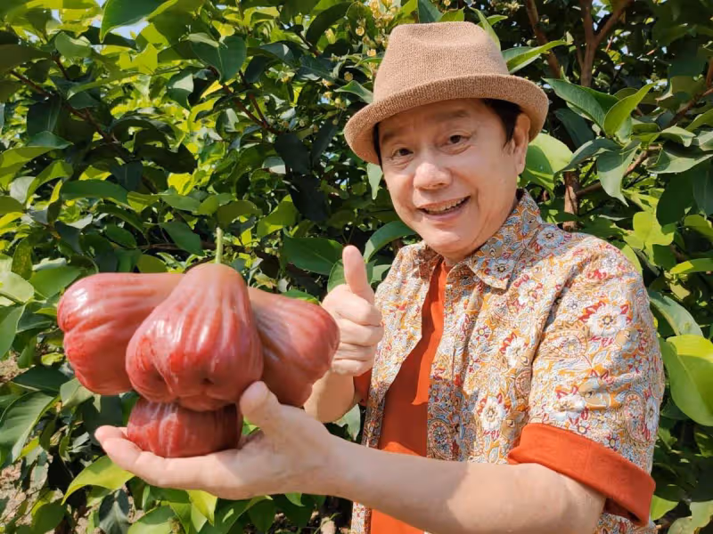 74歲黃西田「出外景下農田」,古稀年身體不堪負荷,但仍為兒苦撐「咬牙堅持」樂觀態度惹贊:人老心不老