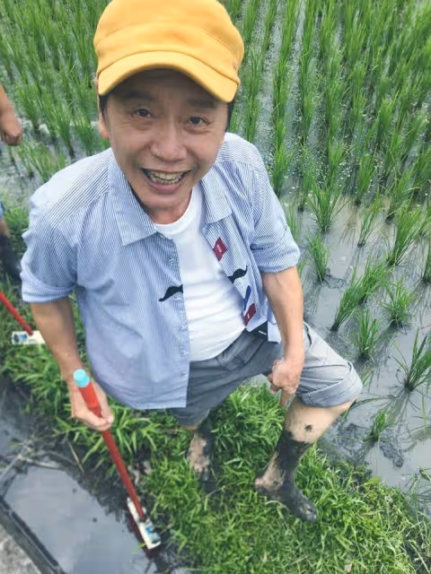 74歲黃西田「出外景下農田」,古稀年身體不堪負荷,但仍為兒苦撐「咬牙堅持」樂觀態度惹贊:人老心不老