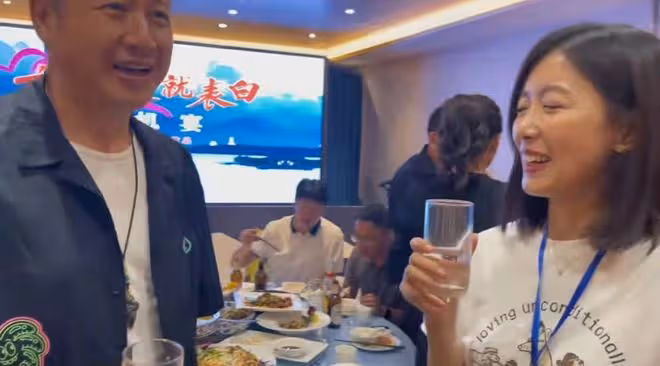 戲骨張國強聚會獲倆女藝人作陪,被搭肩調笑沒架子,飯桌擺滿酒瓶