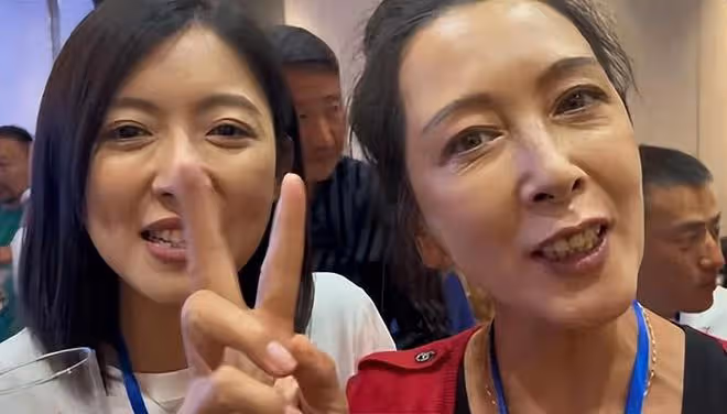 戲骨張國強聚會獲倆女藝人作陪,被搭肩調笑沒架子,飯桌擺滿酒瓶