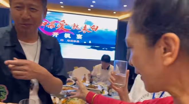 戲骨張國強聚會獲倆女藝人作陪,被搭肩調笑沒架子,飯桌擺滿酒瓶