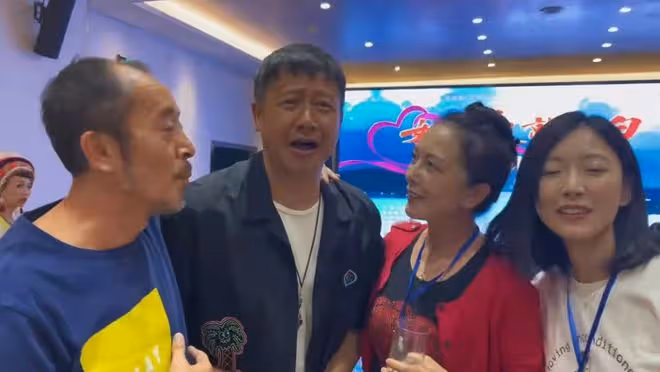 戲骨張國強聚會獲倆女藝人作陪,被搭肩調笑沒架子,飯桌擺滿酒瓶