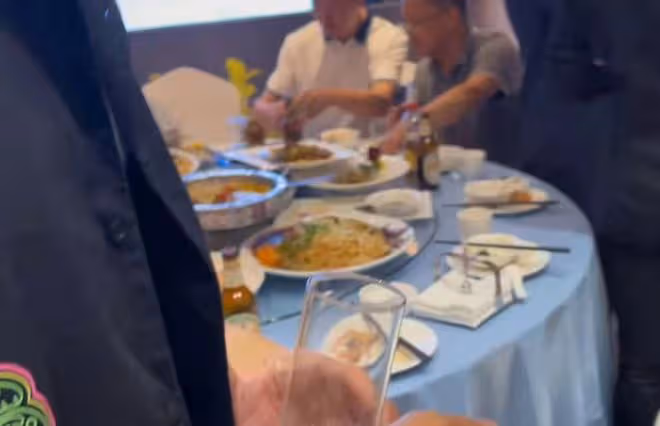 戲骨張國強聚會獲倆女藝人作陪,被搭肩調笑沒架子,飯桌擺滿酒瓶
