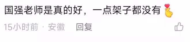 戲骨張國強聚會獲倆女藝人作陪,被搭肩調笑沒架子,飯桌擺滿酒瓶