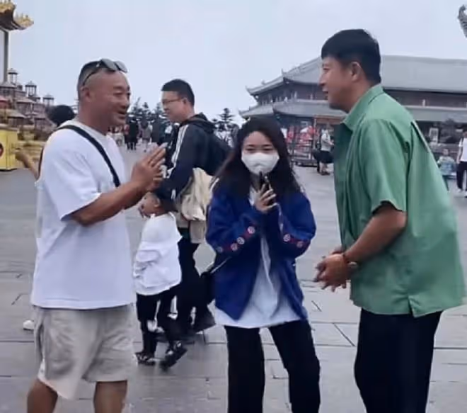 戲骨張國強聚會獲倆女藝人作陪,被搭肩調笑沒架子,飯桌擺滿酒瓶