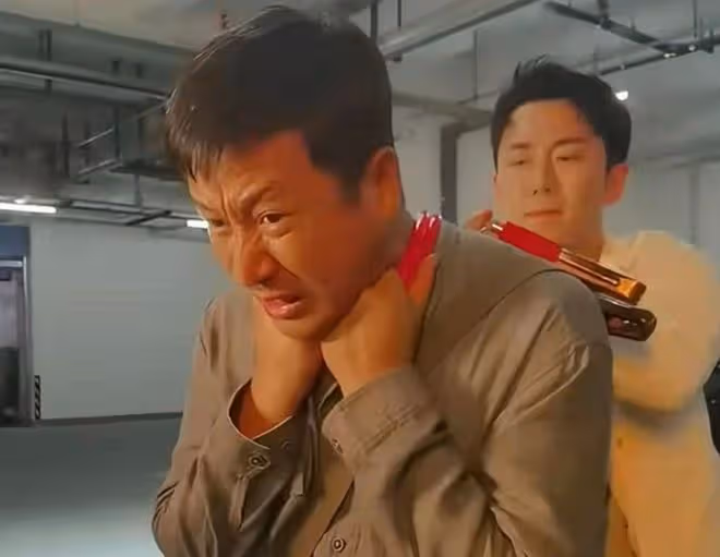 戲骨張國強聚會獲倆女藝人作陪,被搭肩調笑沒架子,飯桌擺滿酒瓶