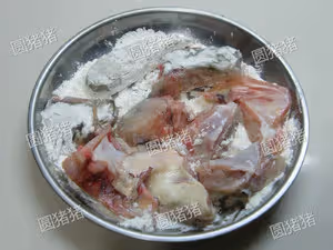 蒜子燜鲶魚