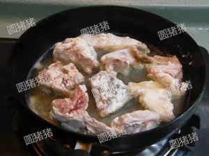 蒜子燜鲶魚