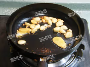 蒜子燜鲶魚