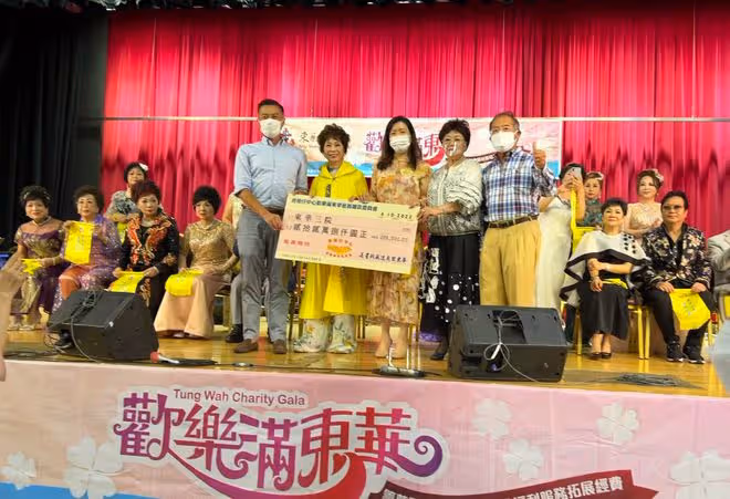 古天樂媽媽為慈善登台表演,穿禮服化妝氣質好,老公兒子都是演員