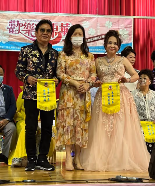 古天樂媽媽為慈善登台表演,穿禮服化妝氣質好,老公兒子都是演員