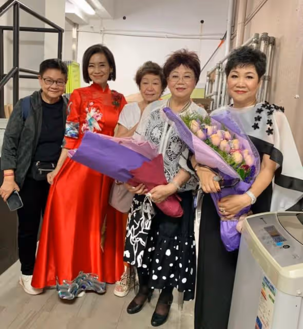 古天樂媽媽為慈善登台表演,穿禮服化妝氣質好,老公兒子都是演員