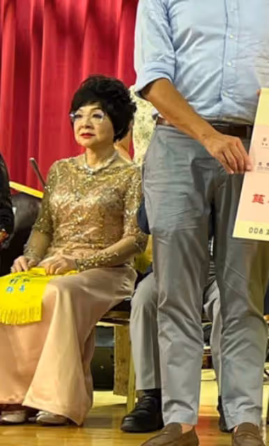 古天樂媽媽為慈善登台表演,穿禮服化妝氣質好,老公兒子都是演員