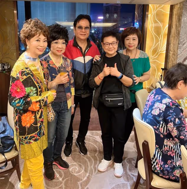 古天樂媽媽為慈善登台表演,穿禮服化妝氣質好,老公兒子都是演員