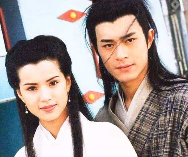 古天樂媽媽為慈善登台表演,穿禮服化妝氣質好,老公兒子都是演員