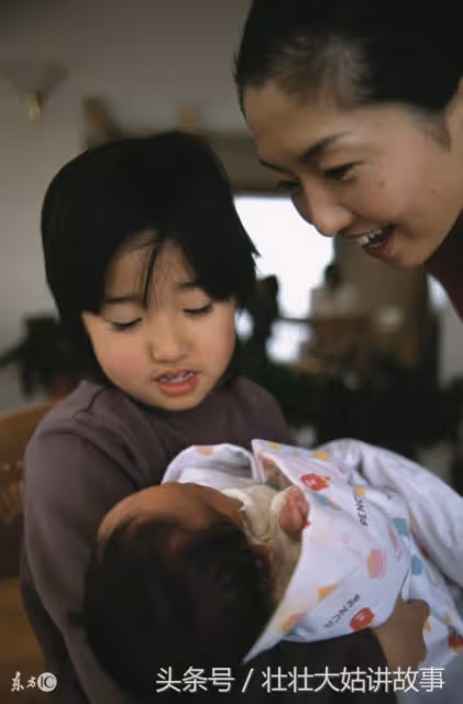 我連生三個女兒，被妯娌嘲笑了30年，在我60歲生日宴上，我笑了她卻哭了！自古老話說的好：笑人前，落人後，自己有罪自己受！