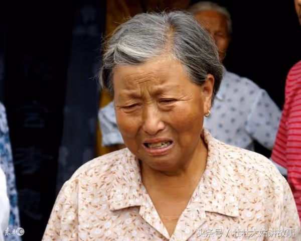 我連生三個女兒，被妯娌嘲笑了30年，在我60歲生日宴上，我笑了她卻哭了！自古老話說的好：笑人前，落人後，自己有罪自己受！