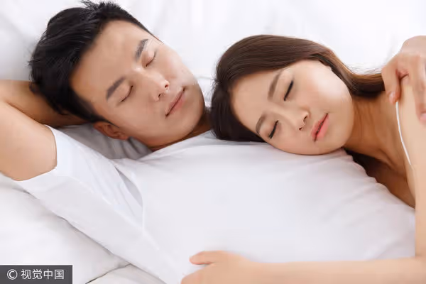 55歲老漢娶25歲嬌妻力不從心，無意看到床墊下壓樣「東西」，當場嚇的臉都綠了！