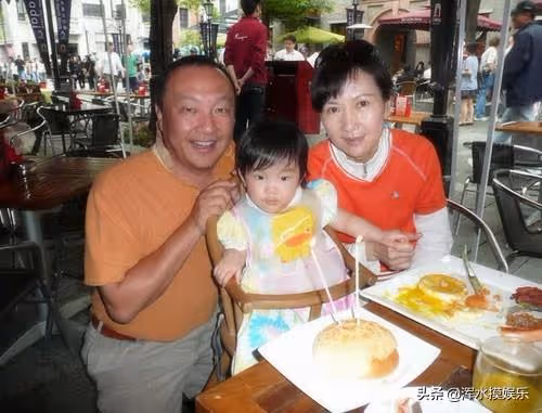 當年遇逼宮失去孩子「被嗆終生不孕」！二婚甜蜜幸福育「不完美養女」 60歲手牽手享受天倫之樂