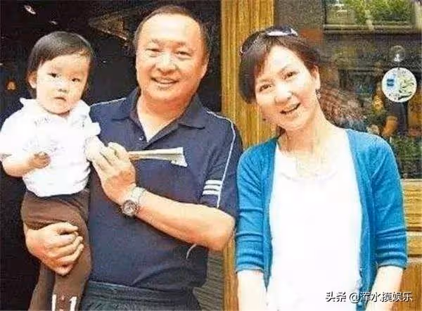 當年遇逼宮失去孩子「被嗆終生不孕」！二婚甜蜜幸福育「不完美養女」 60歲手牽手享受天倫之樂