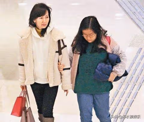 當年遇逼宮失去孩子「被嗆終生不孕」！二婚甜蜜幸福育「不完美養女」 60歲手牽手享受天倫之樂