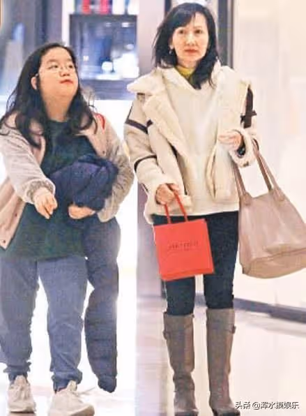 當年遇逼宮失去孩子「被嗆終生不孕」！二婚甜蜜幸福育「不完美養女」 60歲手牽手享受天倫之樂